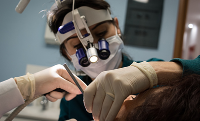 Descubre qué hace un dentista maxilofacial