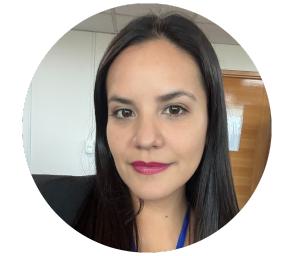 Karenth Amaro Mardones, profesora de inglés y docente en la Academia de Idiomas de la Policía de Investigaciones de Chile, cursa actualmente el Magíster en Enseñanza del Inglés como Lengua Extranjera de la Universidad Andrés Bello (UNAB) y nos comparte su experiencia.