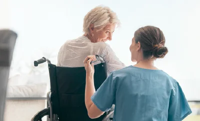 Magíster en Enfermería Clínica con mención en Cuidados Clínicos o con mención en Cuidados Integrales de la salud del Adulto y Persona Mayor