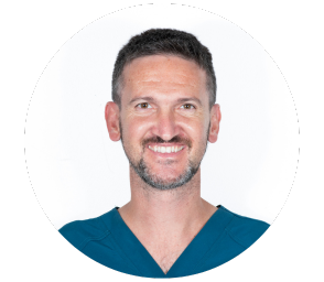 Kenneth Hillmer, director del curso en rehabilitación sobre implantes y académico de la UNAB. 
