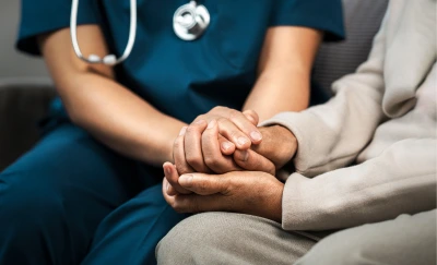 Impulsa tu liderazgo en cuidados clínicos de adultos y personas mayores con el Magíster en Enfermería Clínica