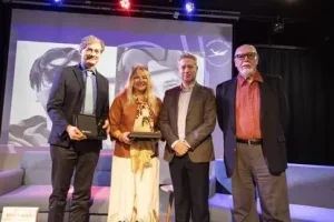 LANZAMIENTO-LIBRO-ROJO-CARMIN-1-416x277-1-300x200