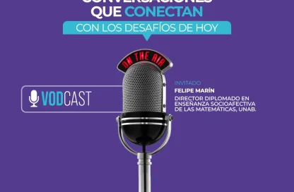 Promotional poster for a podcast: 'Conversaciones que conectan' with guest Felipe Marín; purple background and microphone image.