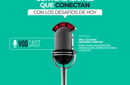 Promotional poster for a podcast showing a silver microphone on a teal background and the title 'Conversaciones que conectan con los desafíos de hoy.'