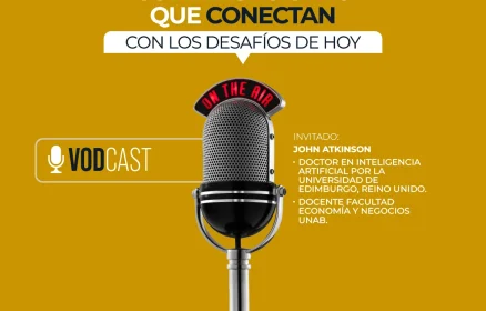 Promotional poster for a podcast: 'Conversaciones que conectan' with a vintage mic on a mustard background and guest notes on the right side.
