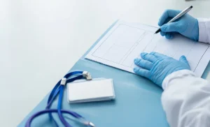 Estudio UNAB 37% considera fácil conseguir una licencia médica injustificada en Chile